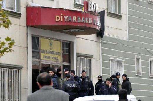 Δεκάδες συλλήψεις από εφόδους στην Τουρκία
