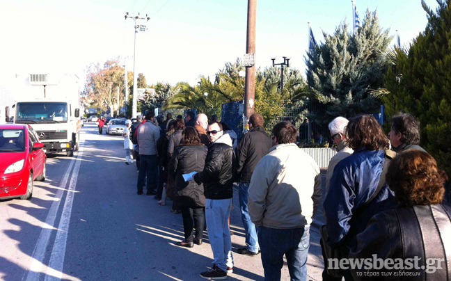 Ατελειώτες ουρές από νωρίς στις ΔΟΥ