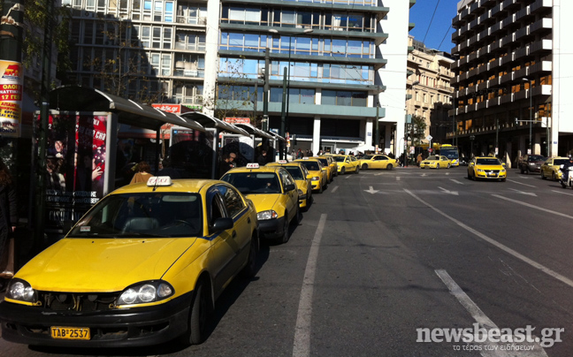 Άδεια τα ταξί, γεμάτες οι πιάτσες τους