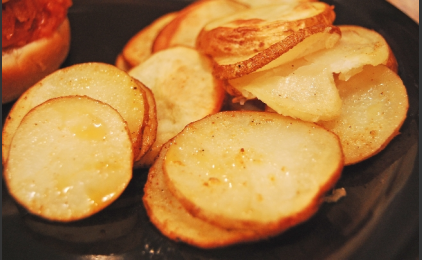 Τηγανιτές πατάτες με γραβιέρα