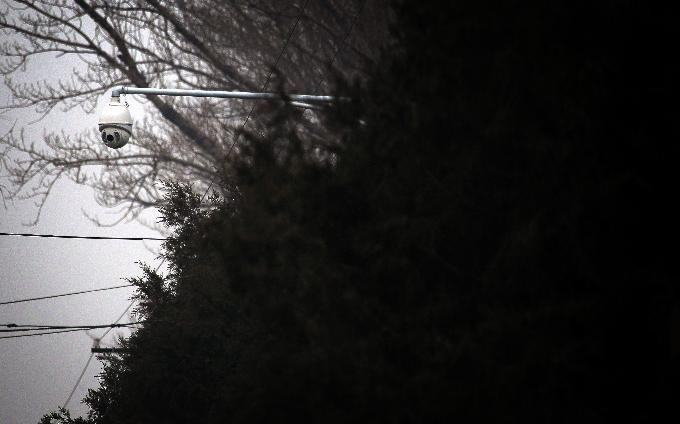 «Μεγάλος αδελφός» παρακολουθεί τον καλλιτέχνη