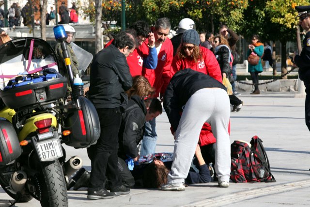 Του αφαίρεσαν τον οπλισμό και τον χτύπησαν σοβαρά