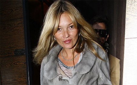 Γενέθλια για την Kate Moss με ένα «μουντό» γκρι σύνολο