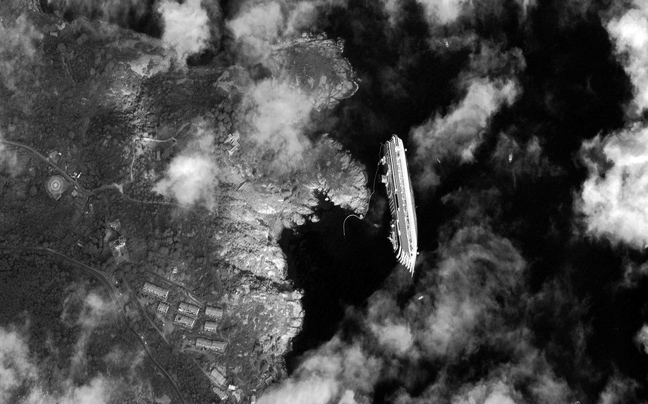 Το Costa Concordia από δορυφόρο