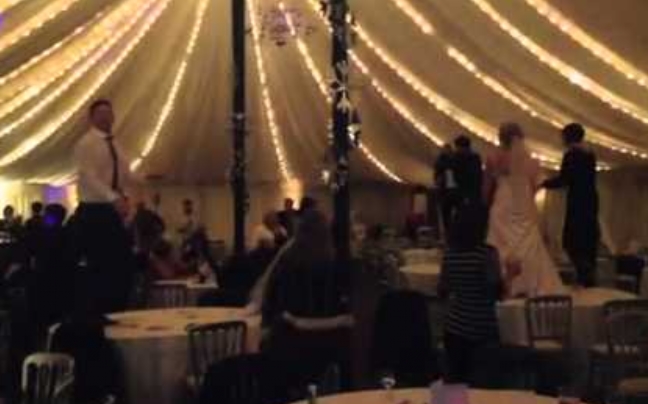 Μην χορεύετε ποτέ πάνω στα γαμήλια τραπέζια