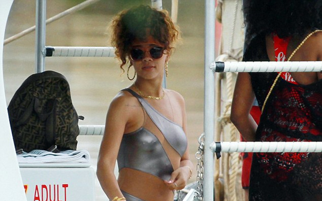 Η Rihanna&#8230; αποκαλύπτεται ξανά!