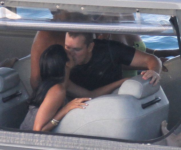 Καυτά φιλιά εν&#8230; πλω!