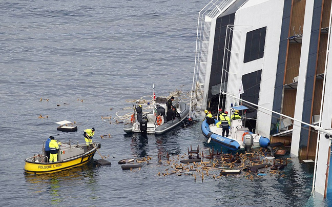 Προετοιμασίες για άντληση καυσίμων από το Costa Concordia