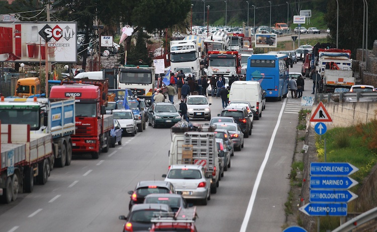 Αραιώνουν τα μπλόκα των φορτηγών στην Ιταλία