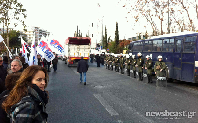 Το ΠΑΜΕ εγκλώβισε την τρόικα