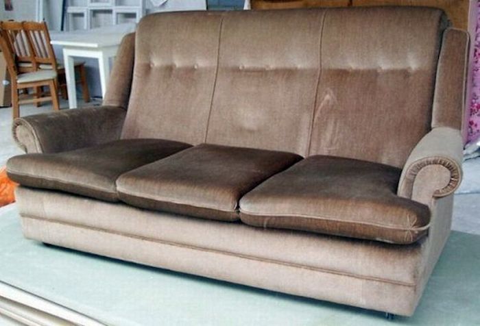 Δεν πάει το μυαλό σας τι κρύβει αυτός ο καναπές