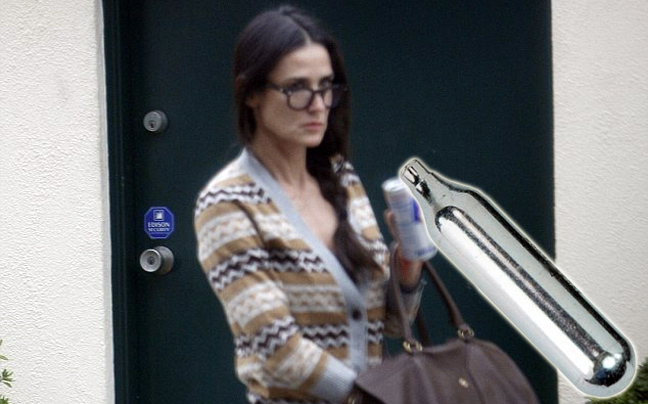 Αέριο γέλιου έστειλε την Demi Moore στο νοσοκομείο