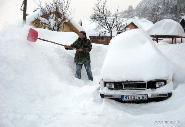 Δώδεκα άνθρωποι νεκροί από το χιονιά στη Σερβία