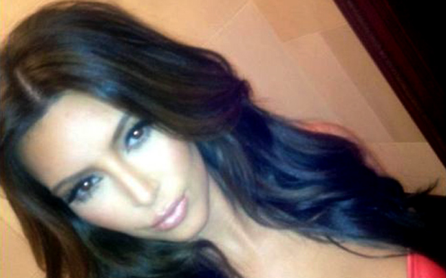 Μόνο με το σουτιέν η Kim Kardashian