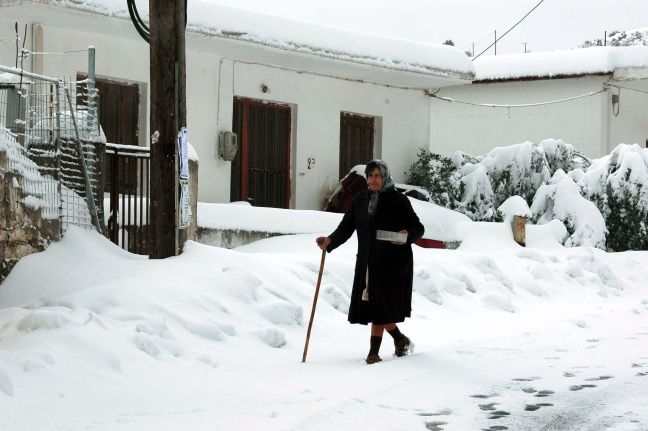 Ηλικιωμένη καταπλακώθηκε από το χιόνι