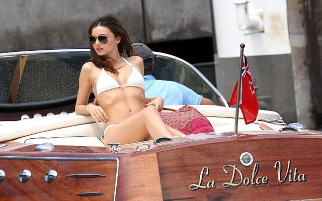 Η Miranda Kerr καυτή στα… λευκά