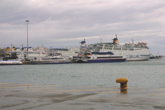 Σύγκρουση ταχύπλοων επιβατηγών πλοίων μέσα στο λιμάνι του Πειραιά
