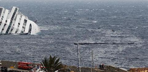 Μικρή διαρροή καυσίμων από το Costa Concordia