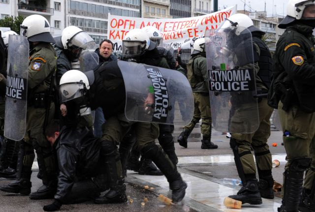 Διαδηλωτής κρατάει ασπίδα των ΜΑΤ