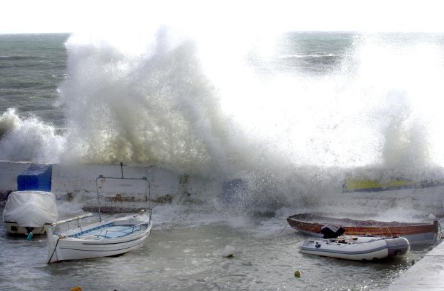 Πλοίο προσάραξε στο λιμάνι Λαυρίου