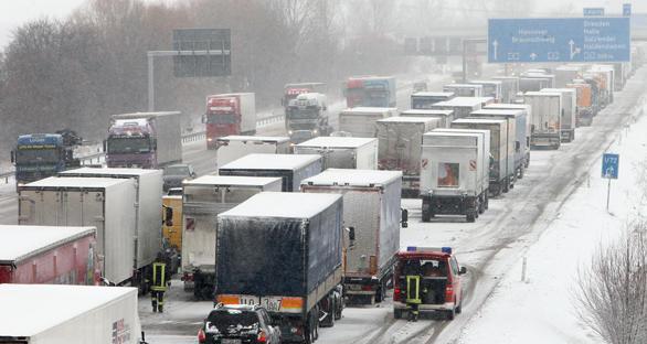 Αποκλεισμένοι, λόγω χιονιά, δεκάδες άνθρωποι σε αυτοκινητόδρομο στο Βελιγράδι