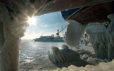 Εκατοντάδες πλοία παγιδευμένα στους πάγους