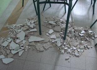Έπεσε το ταβάνι στο κεφάλι των μαθητών!