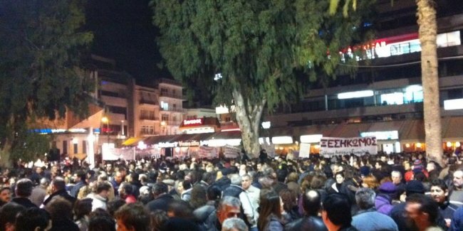 Βγήκαν στους δρόμους με κεριά και κατσαρόλες!
