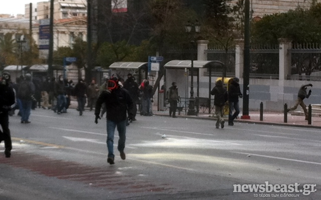 Μολότοφ και πετροπόλεμος στο Σύνταγμα