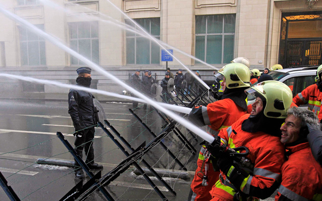 Πυροσβέστες- διαδηλωτές τα έκαναν&#8230; μούσκεμα!