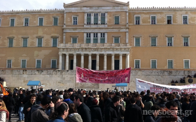 Σε απόσταση αναπνοής από τη Βουλή οι διαδηλωτές