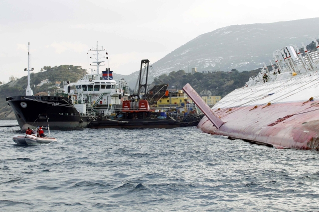 Σε εξέλιξη επιχείρηση απάντλησης καυσίμων από το Concordia