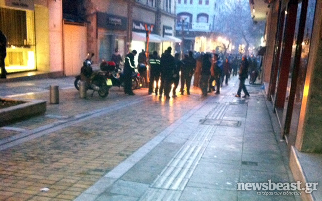 Φωτιές στη συμβολή των οδών Πανεπιστημίου και Βουκουρεστίου