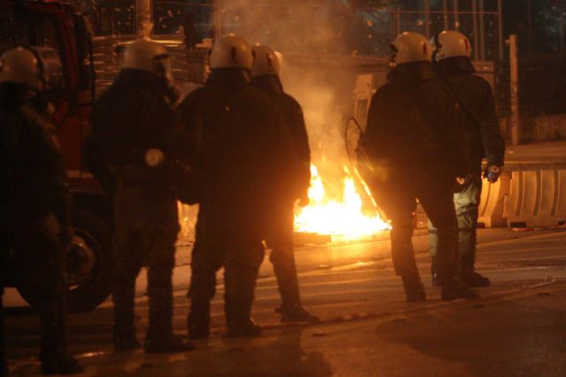 Τα ΜΑΤ κυνηγούν οπαδούς του Άρη στη Θεσσαλονίκη