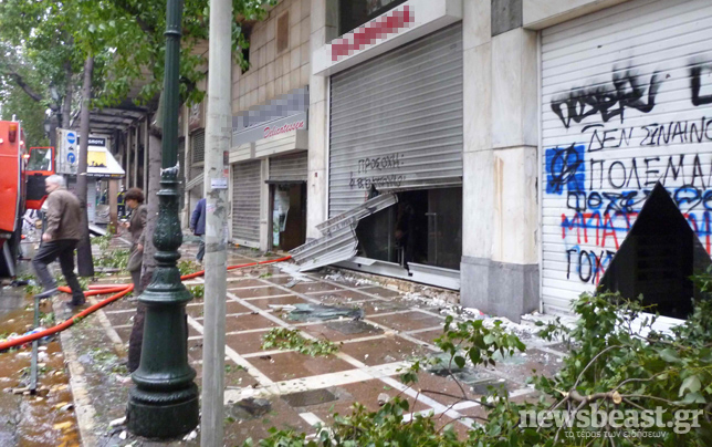 Οι έμποροι του κέντρου μαζεύουν τα συντρίμμια
