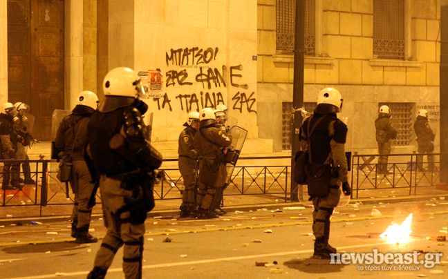 Δακρυγόνα, συμπλοκές, φωτιές και λεηλασίες