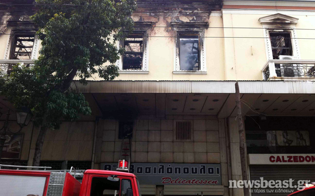 Αναζωπυρώθηκαν εστίες φωτιάς στο κτίριο του «Αττικόν»