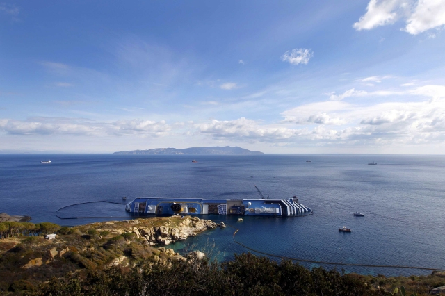 Συνεχίζεται η απάντληση καυσίμων από το Concordia