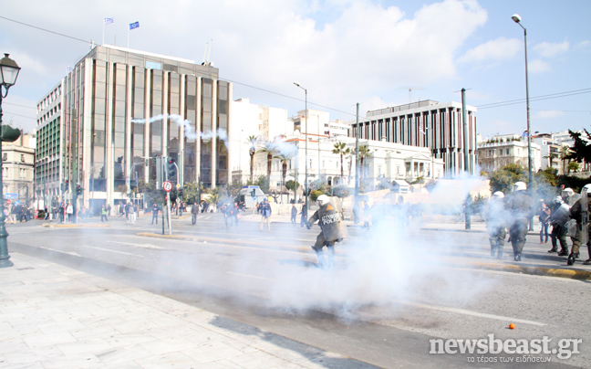 Έριξαν δακρυγονα στους μαθητές, κυνήγησαν και δημοσιογράφους