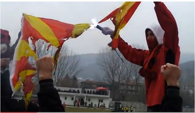 Έκαψαν τη σημαία της ΠΓΔΜ σε αγώνα χάντμπολ