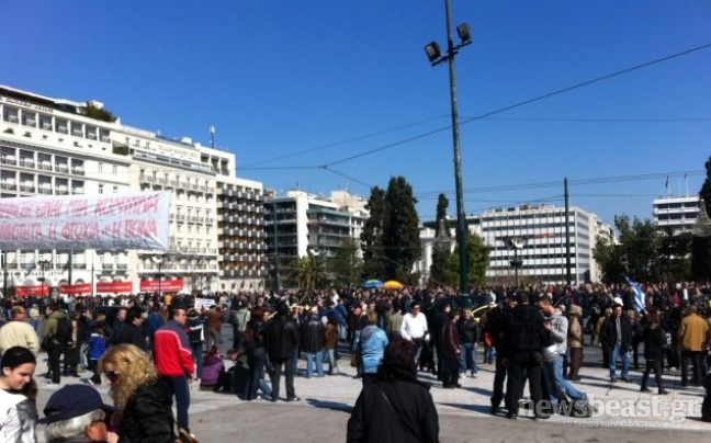 Σε εξέλιξη το συλλαλητήριο ΓΣΕΕ-ΑΔΕΔΥ στο Σύνταγμα