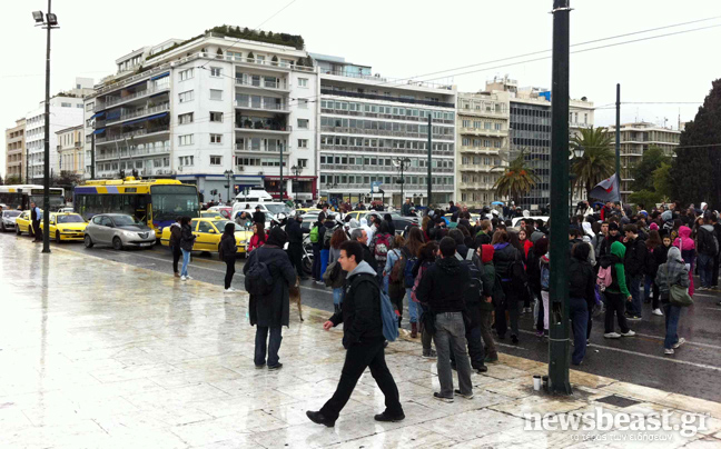 Απομακρύνθηκαν οι μαθητές από τη Βουλή