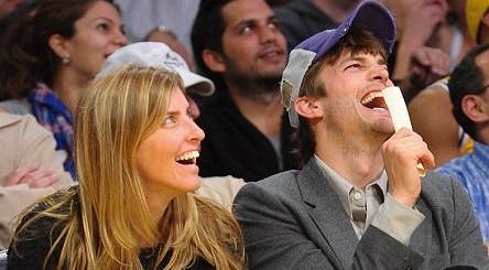 Καλοπερνάει ο Ashton Kutcher…