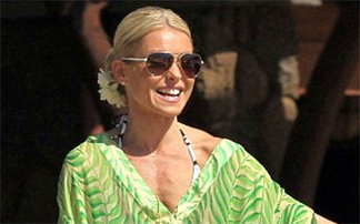 Σε τροπικούς ρυθμούς η Kelly Ripa