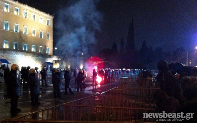 Φωτοβολίδες και καπνογόνα στο Σύνταγμα