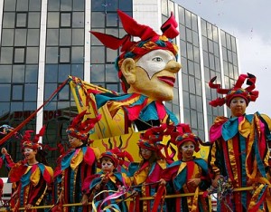 Δεκάδες χιλιάδες κόσμου παρακολούθησαν το καρναβάλι στη Λεμεσό