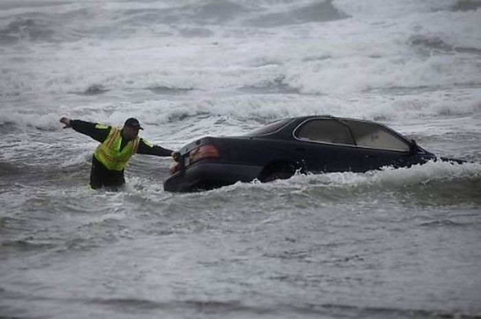 Άνθρωπος και αυτοκίνητο βρέθηκαν στη θάλασσα