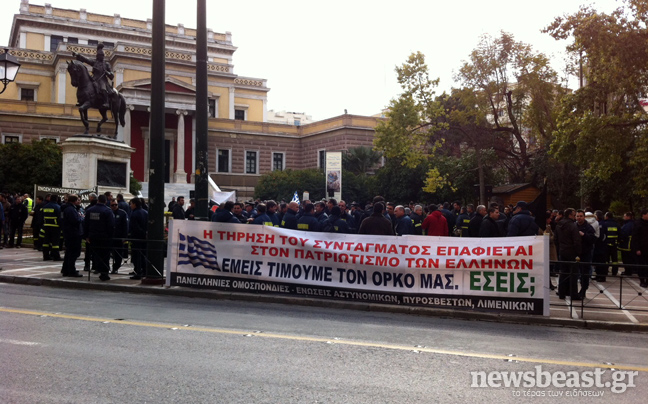 Διαμαρτυρία ένστολων στην πλατεία Κολοκοτρώνη