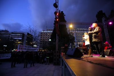 Διεκόπη λόγω βροχής η συναυλία στο Σύνταγμα