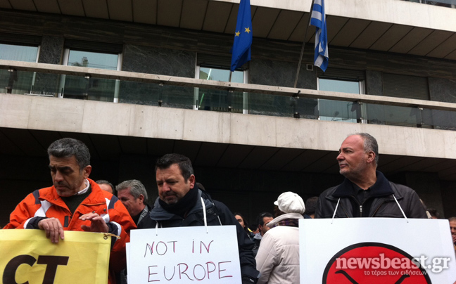 Διαμαρτύρονται μπροστά από την αντιπροσωπεία της Ε.Ε.